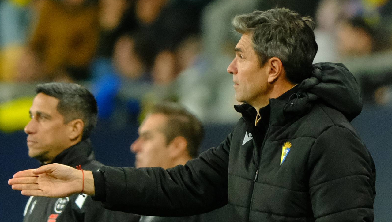 Pellegrino le da un toque a Robert Navarro, el mejor del Cádiz