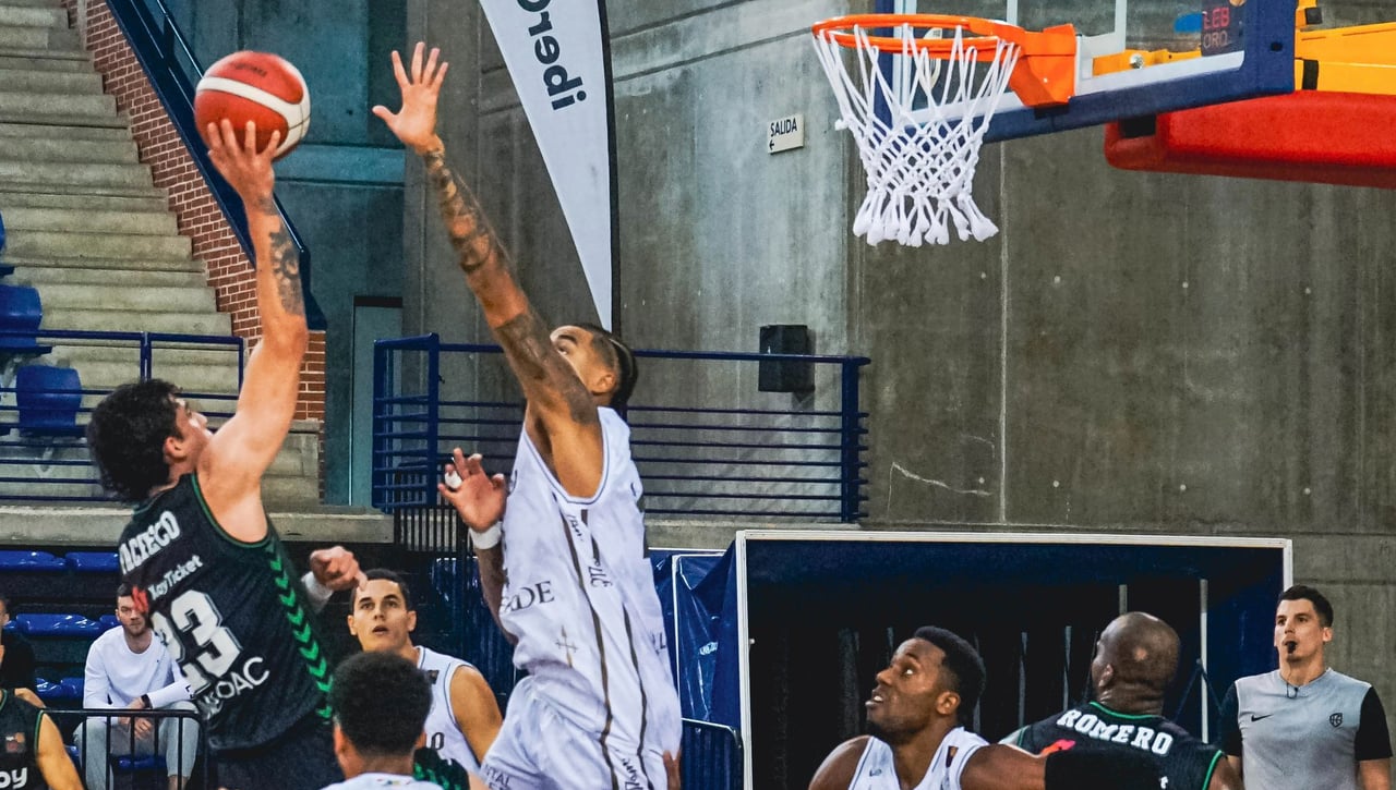 El nuevo dueño del Betis considera "una vergüenza" la última derrota y anuncia fichajes: "Voy a abrir la billetera"