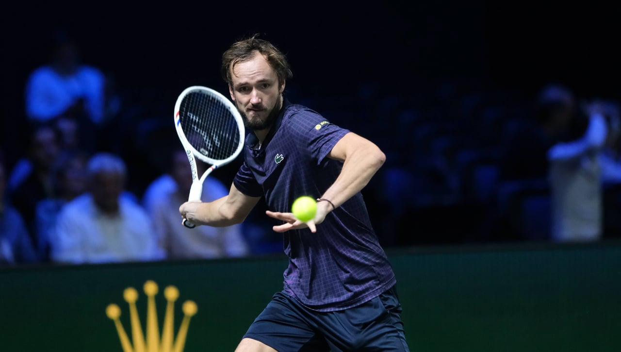 Duro revés de Medvedev al tenis español en París