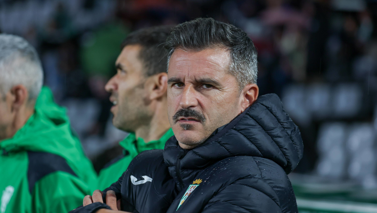 Iván Ania tiene que ser sujetado en el Córdoba cuando iba en busca del árbitro