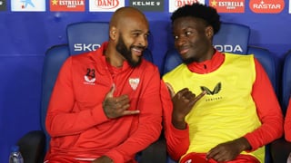 El vestuario nervionense arropa a Agoumé y pasa página