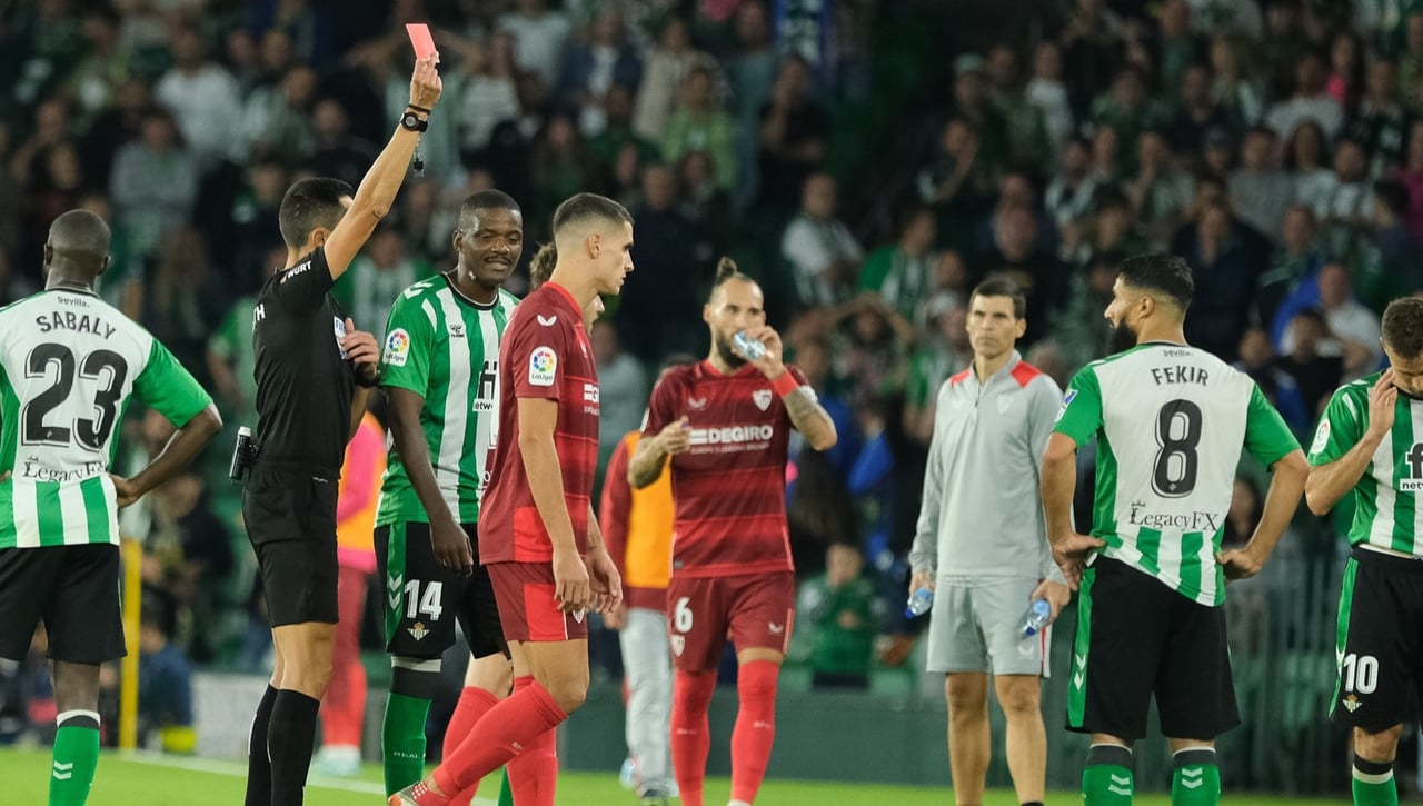 Fekir vuelve a tropezarse con su 'ogro arbitral'