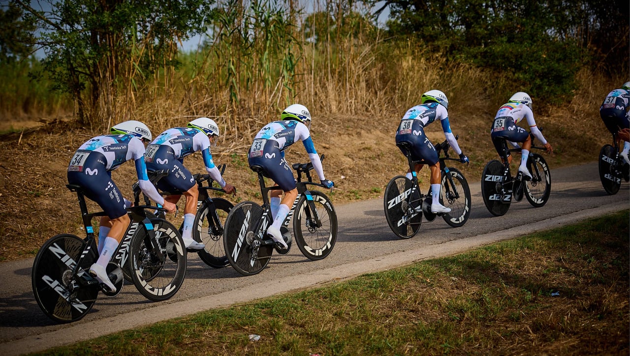 La Vuelta sufre un nuevo escándalo: un manifestante provoca la caída de un ciclista español del Movistar Team