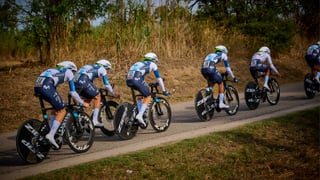 La Vuelta sufre un nuevo escándalo: un manifestante provoca la caída de un ciclista español del Movistar Team