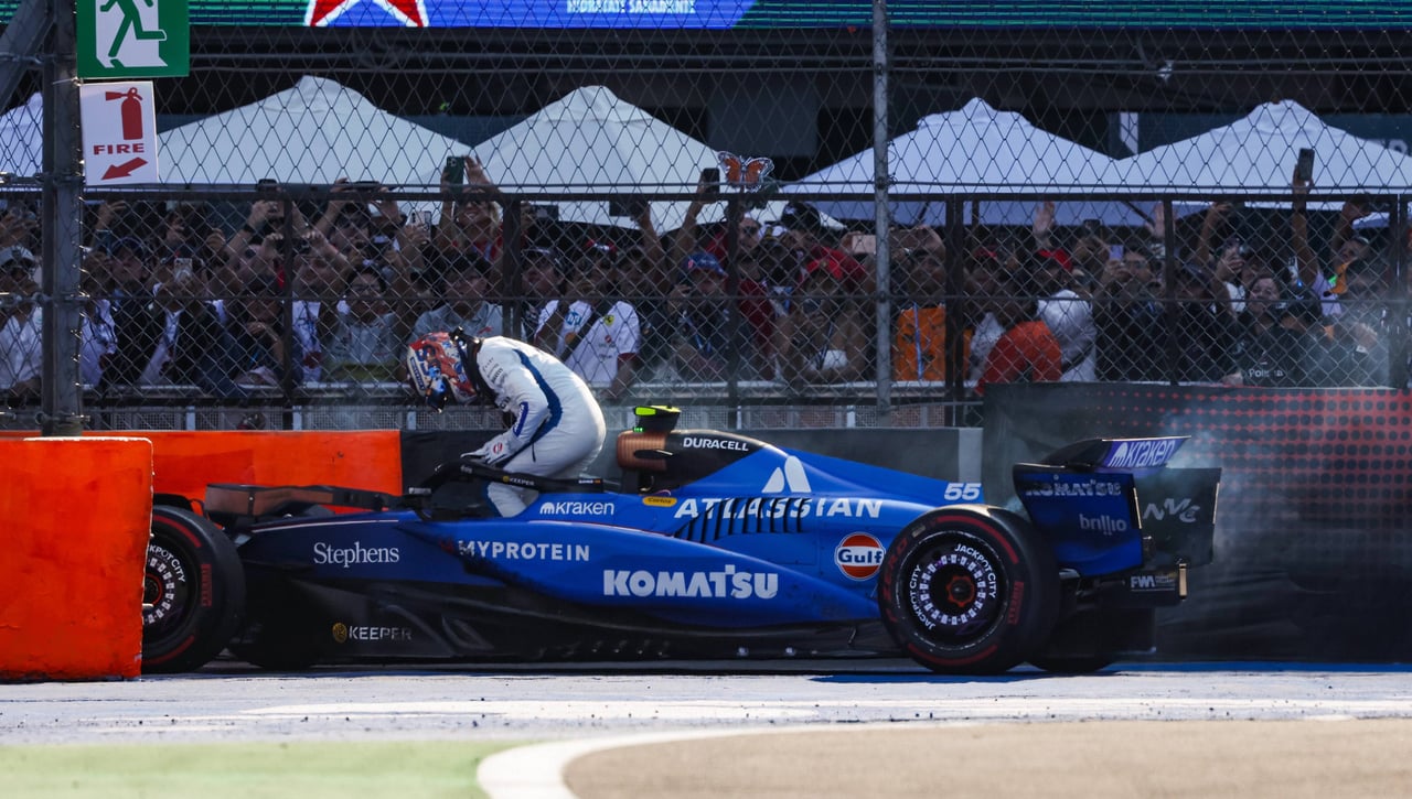 Carlos Sainz le hace un último regalo a Ferrari