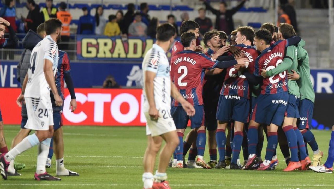 Huesca 3-1 Cádiz: El líder deja en la cuerda floja a Paco López