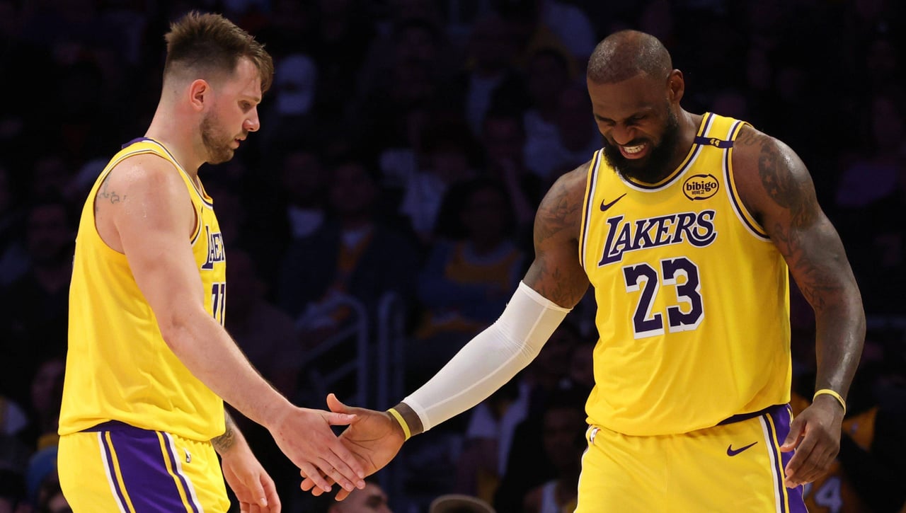 Doncic y LeBron James se 'cargan' a los Lakers