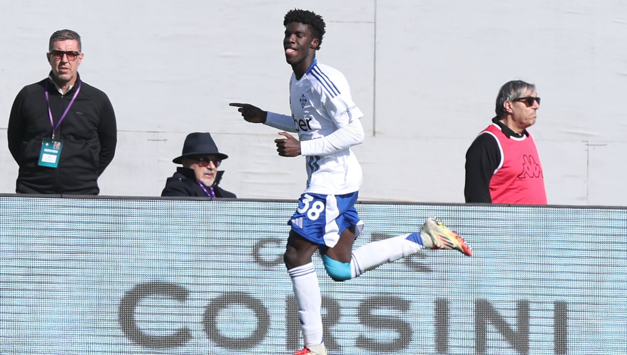 Se tiran de los pelos por Assane Diao