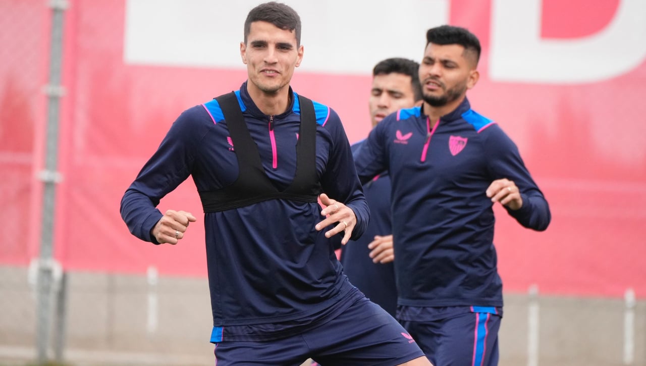 El Sevilla prepara la vuelta europea ante el Fenerbahçe con una sesión marcada por las bajas