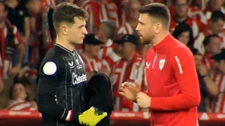 El aplaudido gesto de Unai Simón ante los graves problemas en la portería del Athletic 