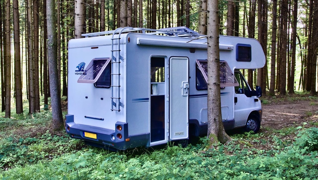 Mejores pueblos y escapadas de España para ir con camper o caravana en otoño, dos en Andalucía