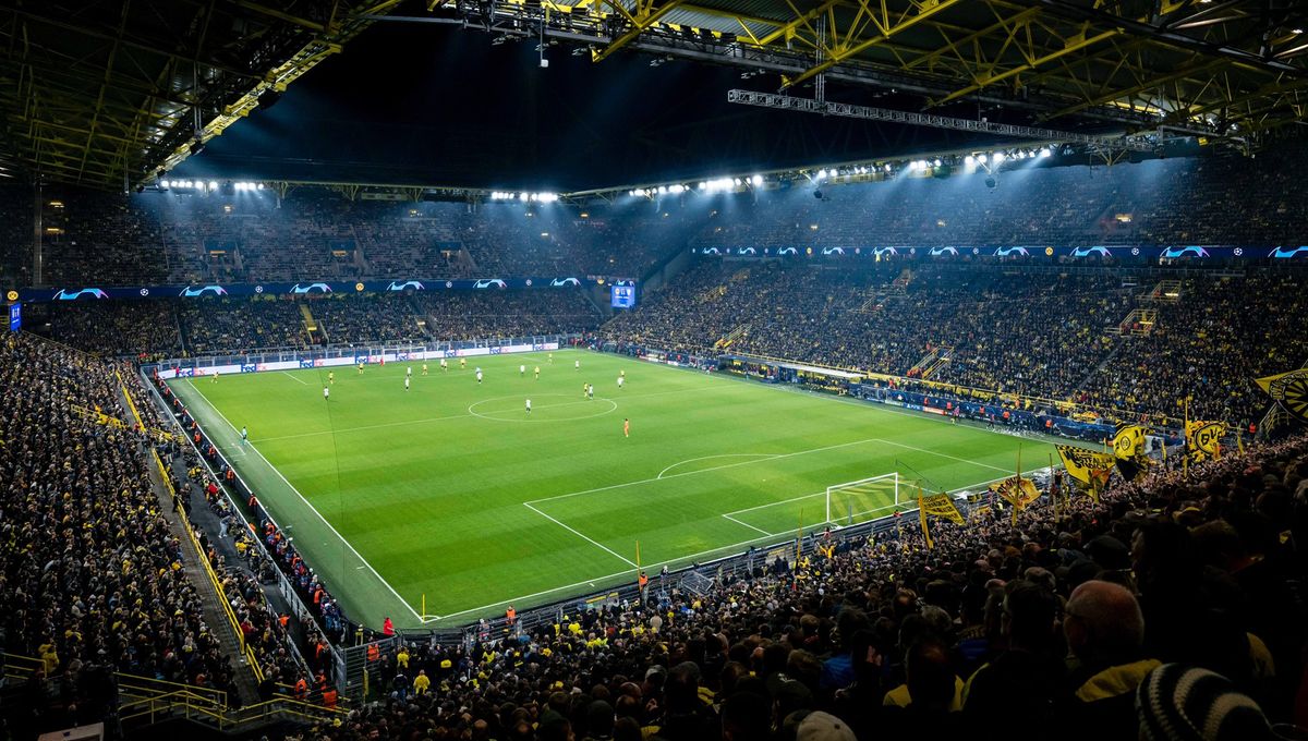 El Borussia de Dortmund denuncia "incidentes racistas" y un botellazo en los duelos ante el Sevilla