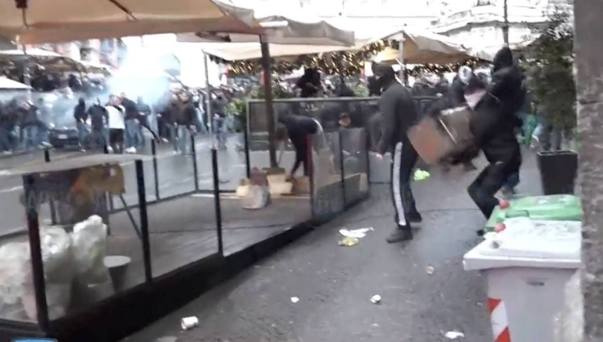 Nápoles, completamente incendiada por los ultras