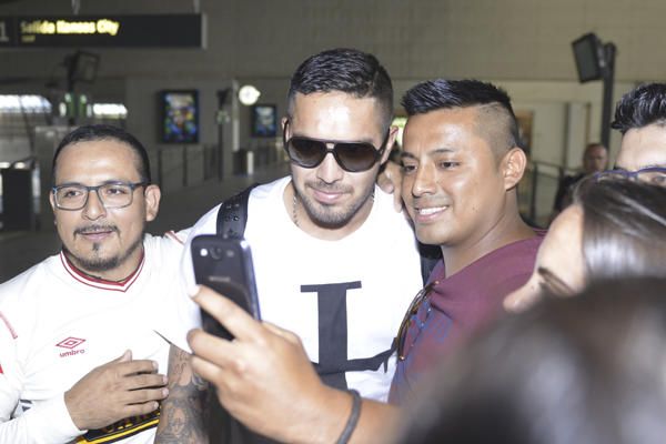 (VÍDEO) Vargas, recibido a lo loco a su llegada a Sevilla