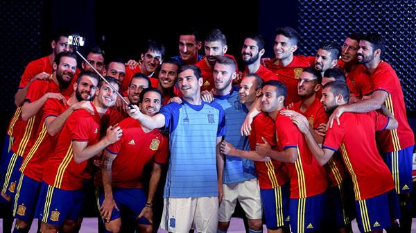 España presenta su equipación más retro para la Eurocopa 2016