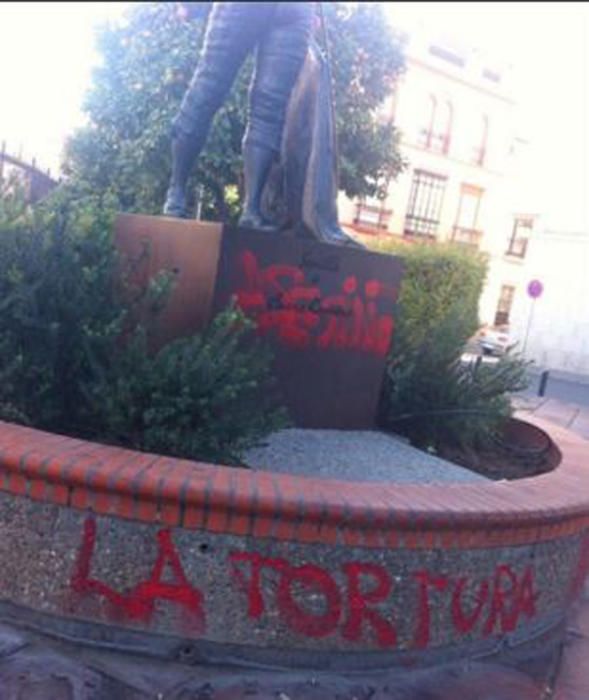 Pintan de rojo 'sangre' el monumento de Curro Romero