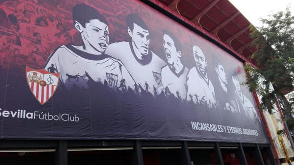 Instalada la lona de emblemas del Sevilla F.C. en el Pizjuán