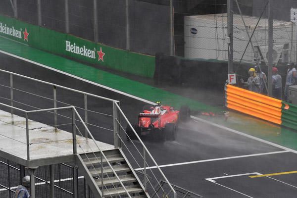 Hamilton vence y Rosberg sobrevive al diluvio de Interlagos