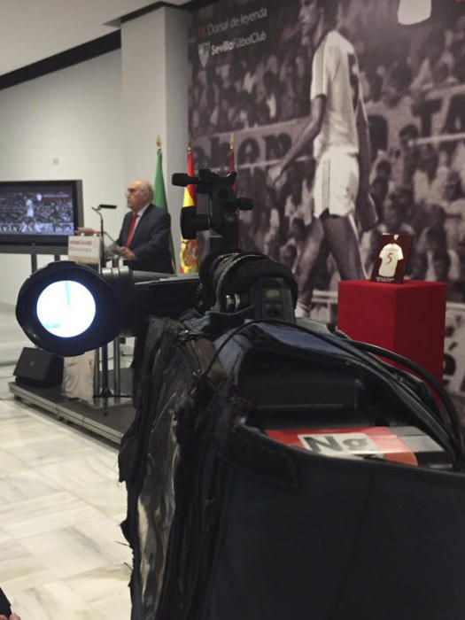 José Castro entrega a Antonio Álvarez el IX Dorsal de Leyenda