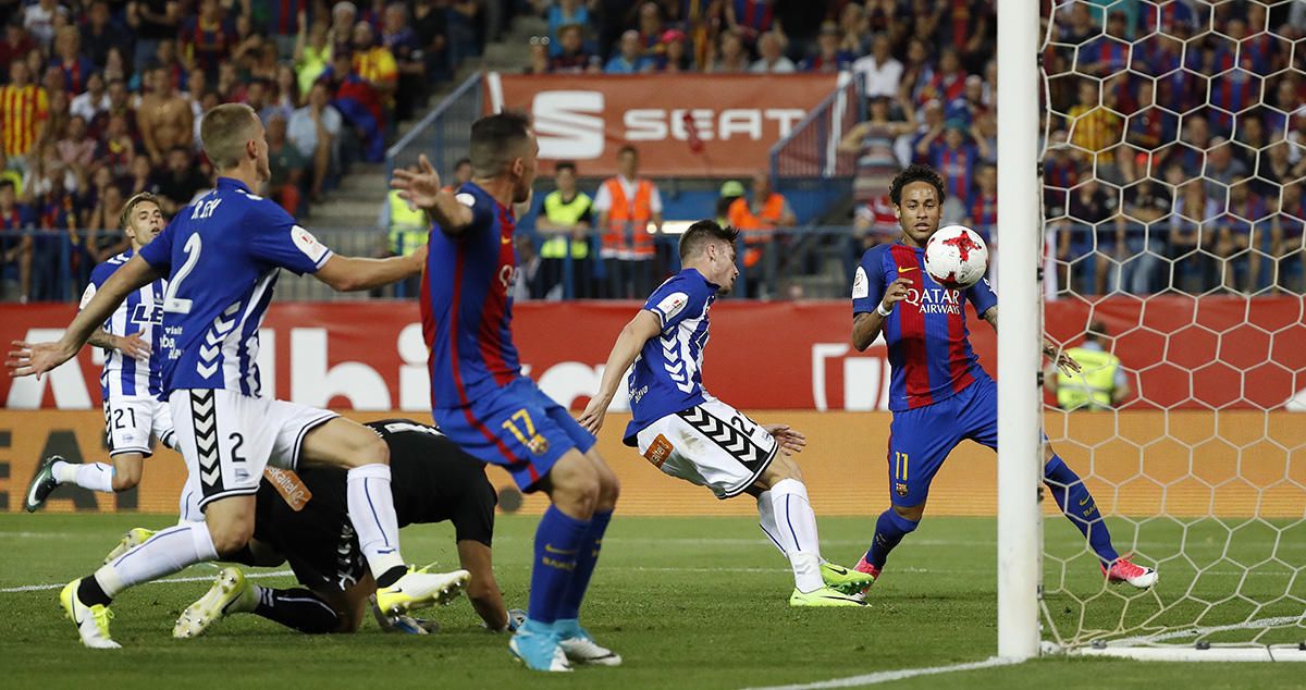 Barcelona 3-1 Alavés: Messi y Neymar consuelan al Barça
