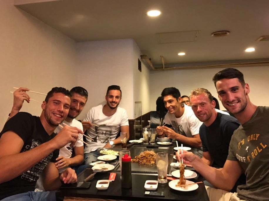 Los futbolistas del Sevilla, unos turistas más en Osaka