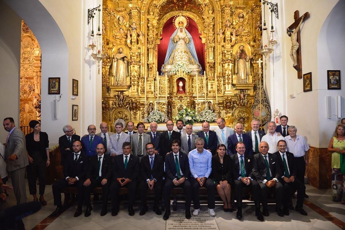 El Betis hace ofrenda floral a la Esperanza de Triana
