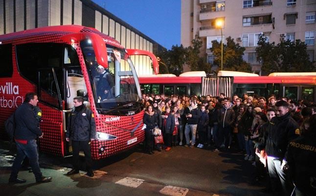 La espectacular salida del bus del Sevilla hacia el Sánchez-Pizjuán