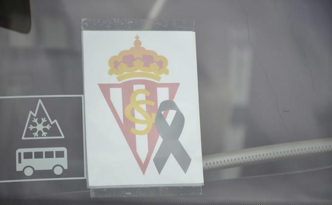 Sevilla Atlético-Sporting (0-1): Homenaje a Quini, expulsión de Tevenet y nueva derrota