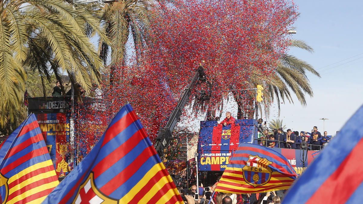El Barça presume de doblete por las calles de la ciudad