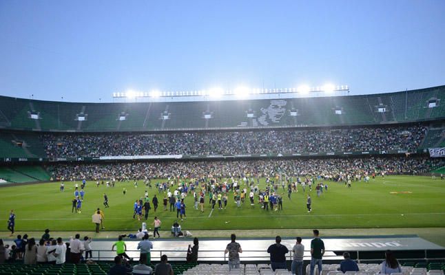 Más de 11.000 béticos animan al equipo en el entrenamiento