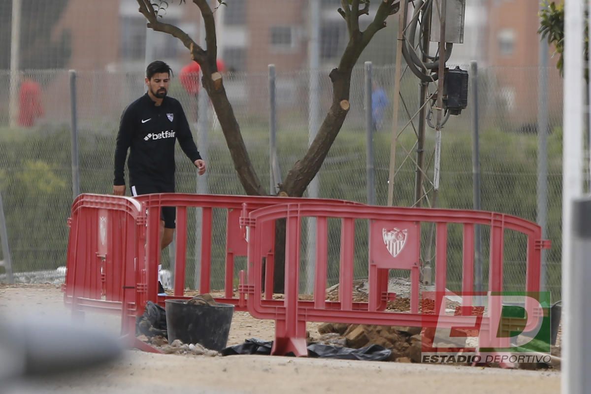 Carriço y Gnagnon, con el grupo; Nolito, sobre el césped