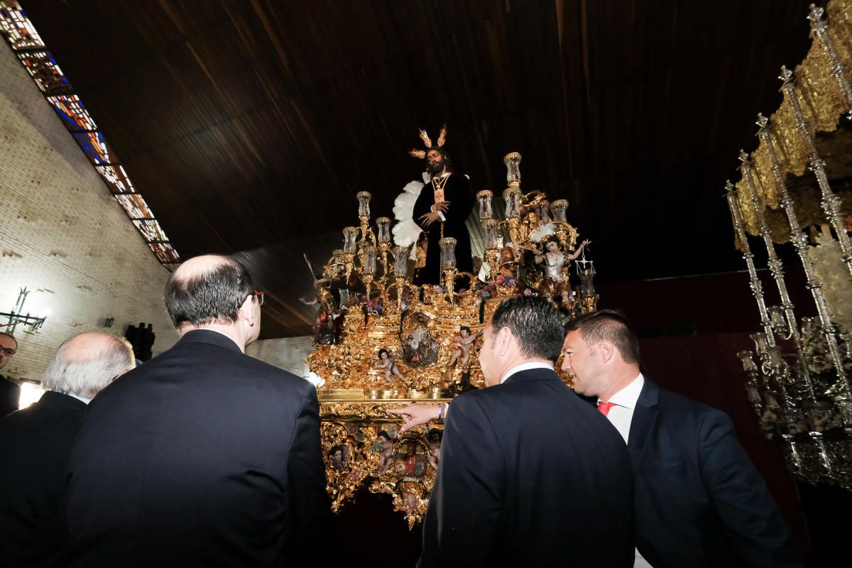 Ofrenda floral del Sevilla a la Hermandad de San Pablo