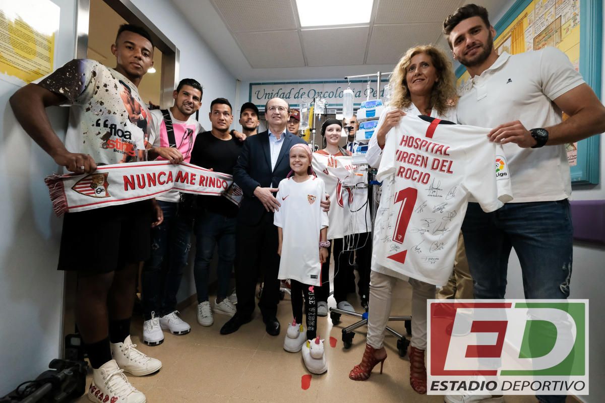 Los jugadores del Sevilla visitan el Hospital Virgen del Rocío