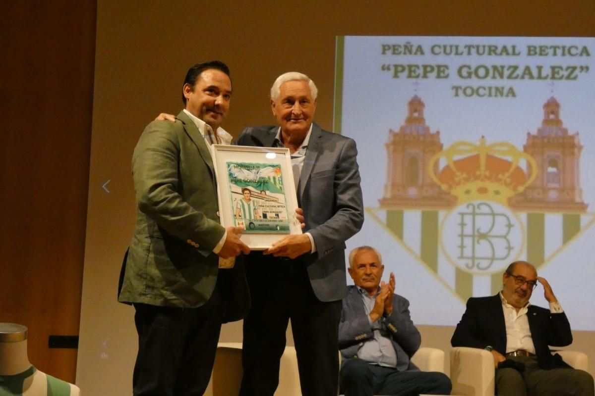 Tocina homenajea al exbético Pepe González