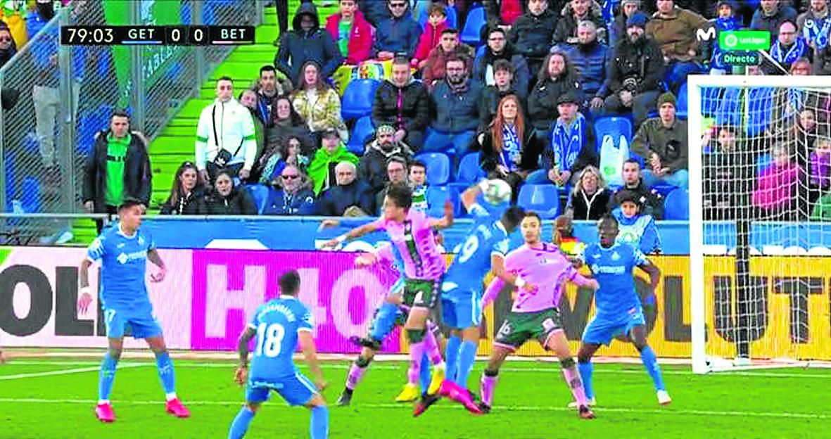 De esto se queja el Betis, una temporada de agravios del VAR