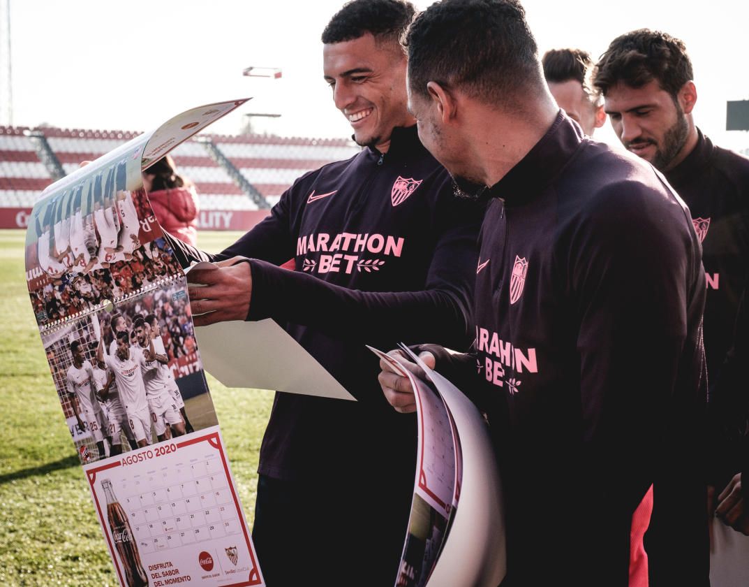 Los futbolistas del Sevilla ya tienen el calendario Coca-Cola
