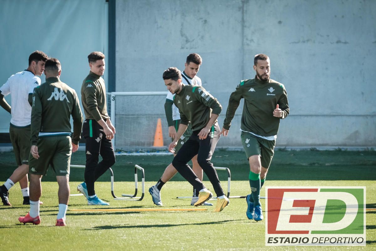 Borja Iglesias, con una lumbalgia, ausente en el entrenamiento del Betis