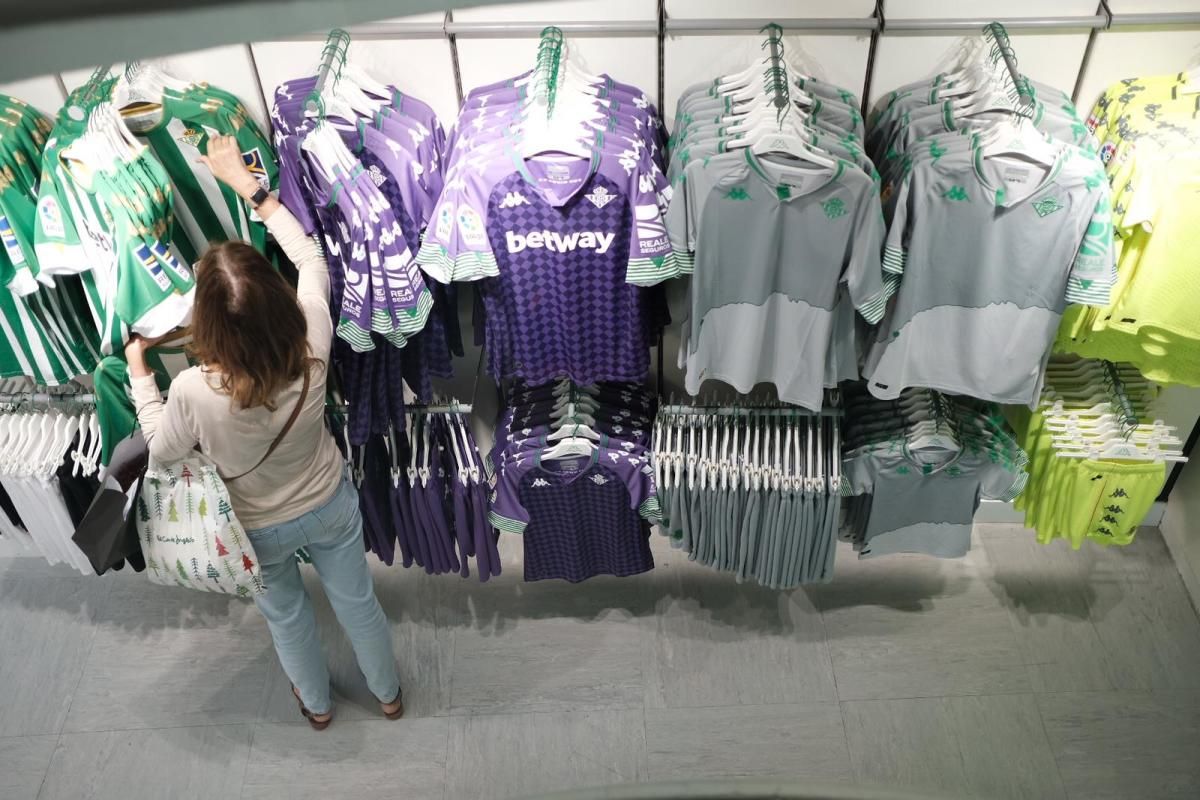 Las nuevas camisetas del Betis: de la polémica en redes al filón de la 'Vuelta al Cole'