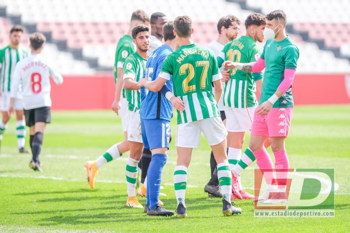 Un larguero, tensión, penaltis, una roja... al 'Derbi Chico' sólo le faltaron los goles