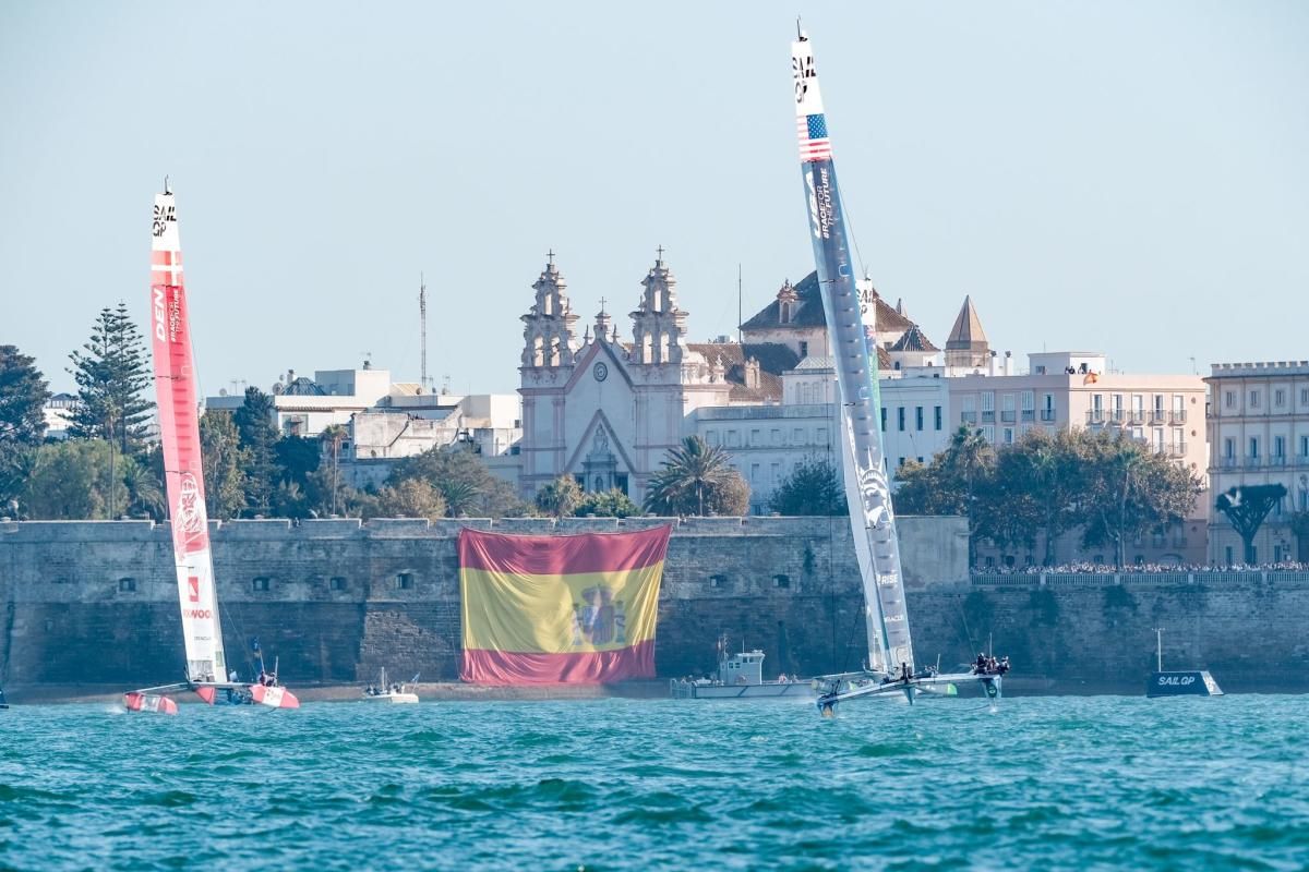 Con Felipe VI de tripulante, la Bahía de Cádiz se queda pequeña para el Spain Sail GP