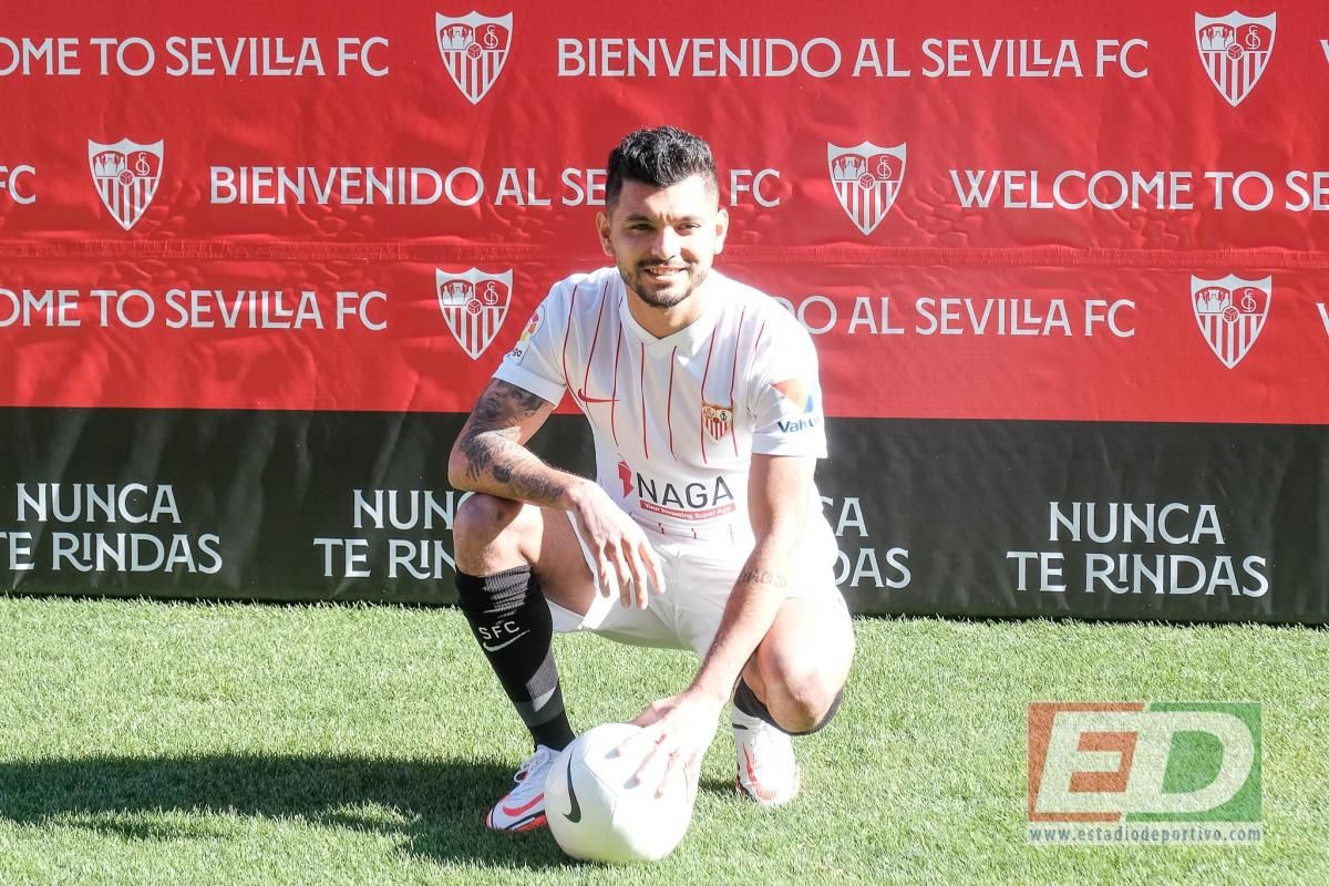 Las mejores imágenes de la presentación oficial del Tecatito Corona como jugador del Sevilla