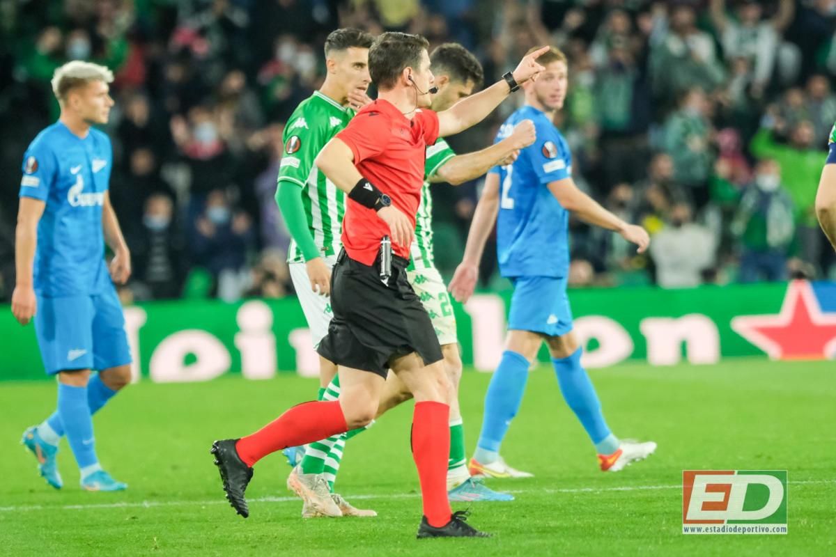 Una grada a rebosar, el poste como enemigo, el VAR como aliado final... Las mejores imágenes del Betis-Zenit