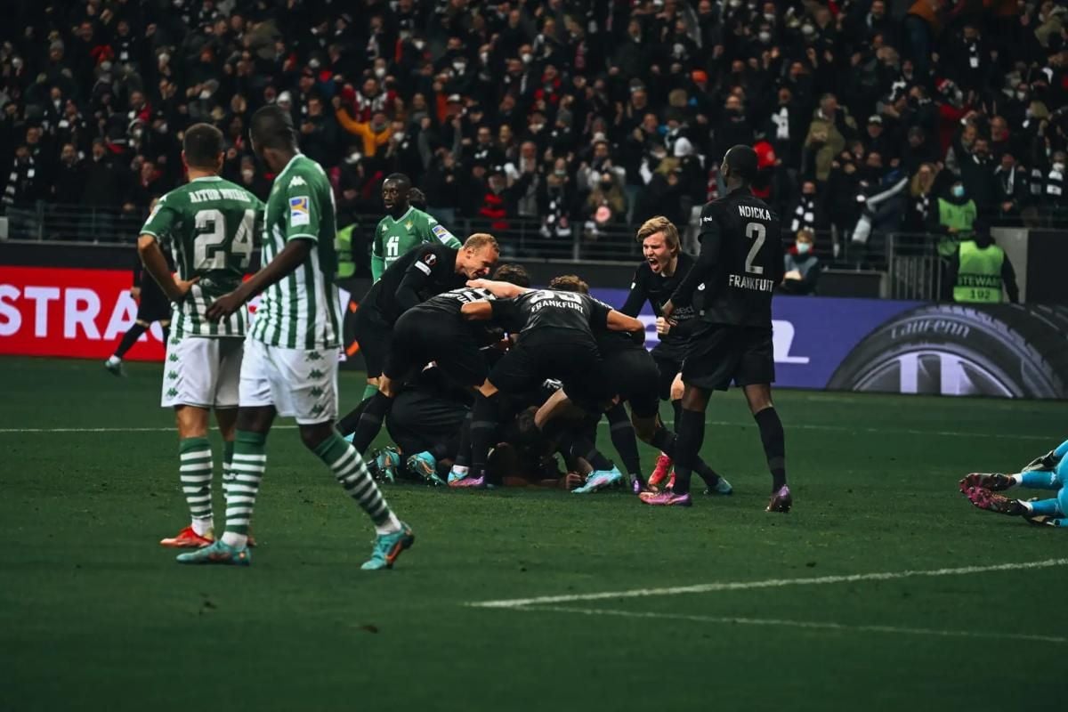 La euforia de Borja y Fekir, la intensidad de un capitán con 40 años y la decepción final... Las imágenes del Eintracht-Real Betis