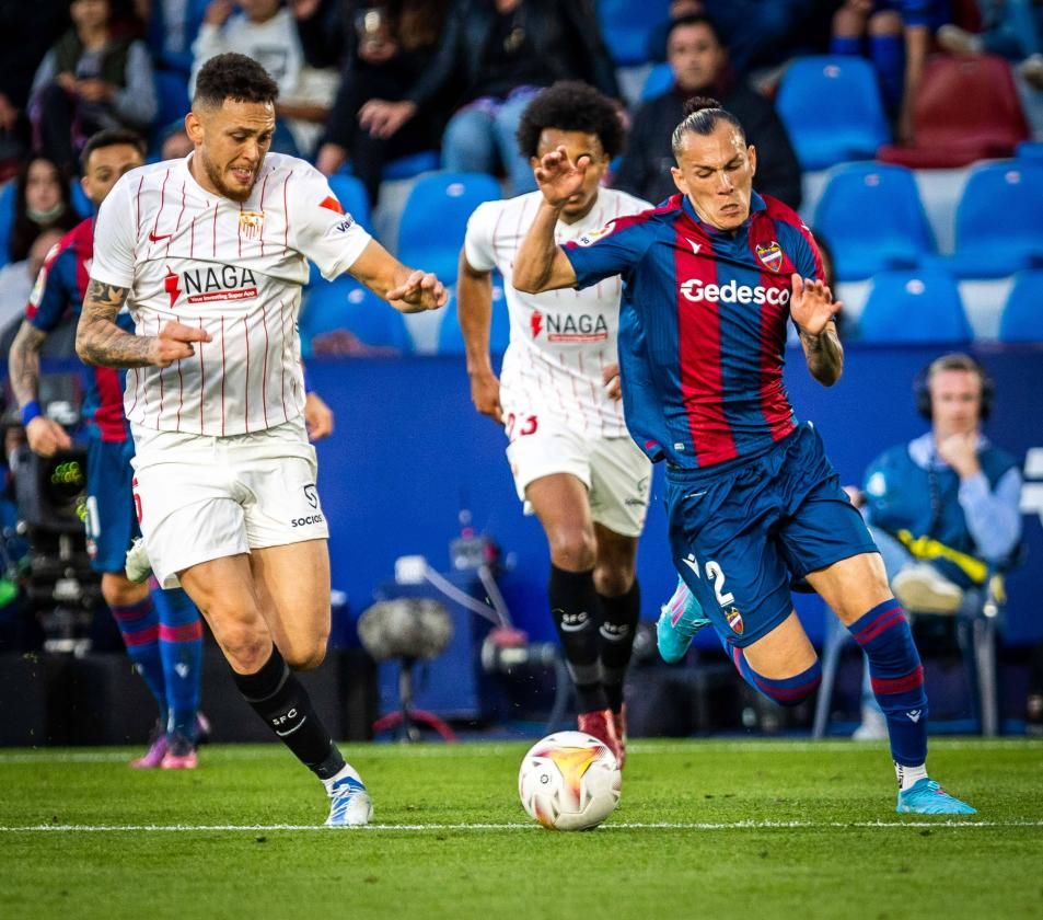 El tino del Tecatito, la amenaza de Morales, la ayuda de Koundé y las dudas de siempre... El Levante-Sevilla, en imágenes