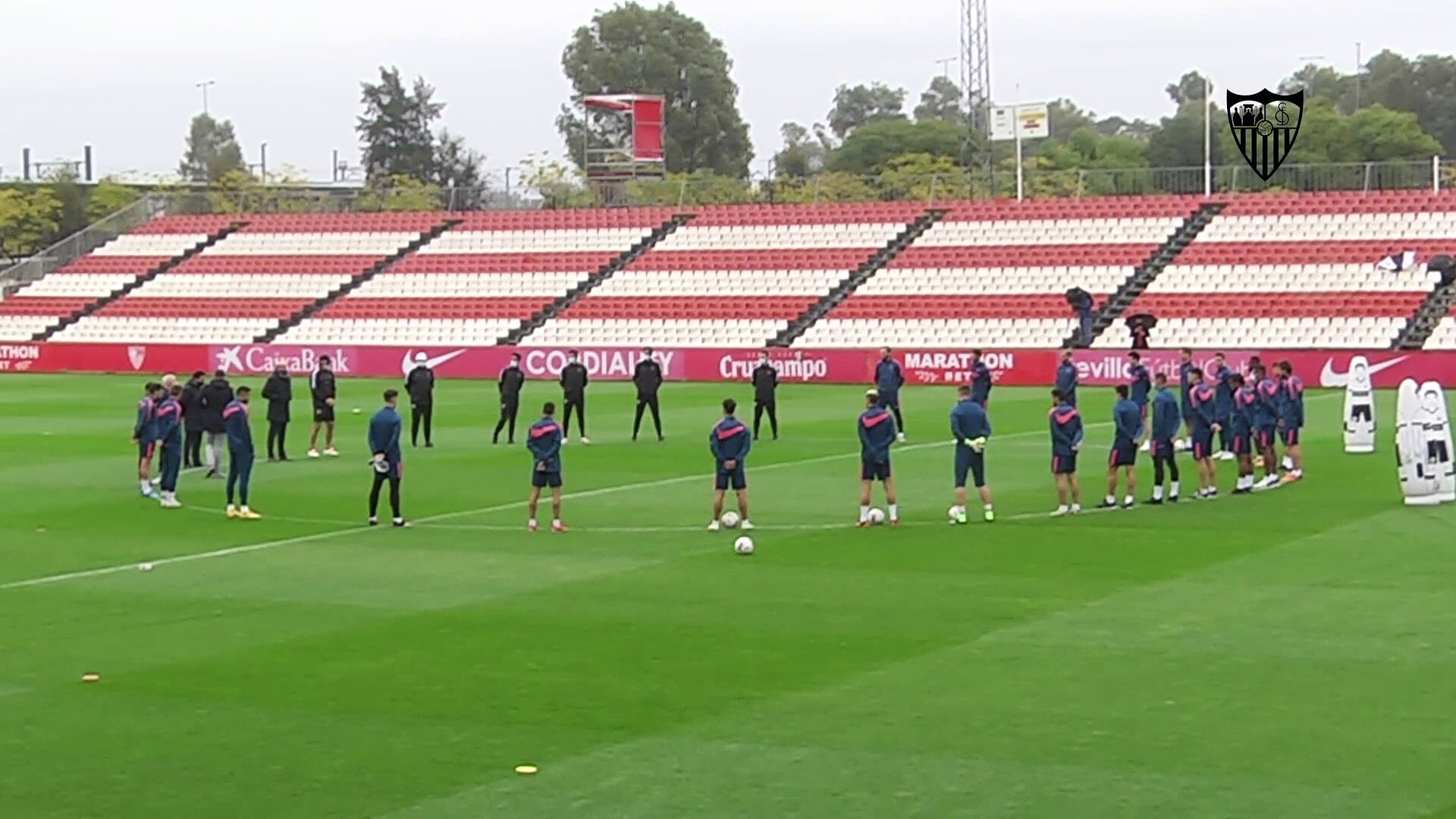 Emotivo minuto de silencio de Sevilla y Betis por Maradona