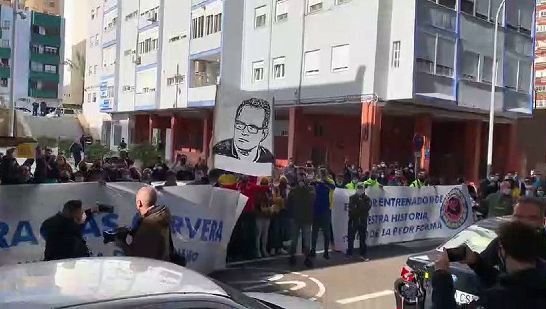 Unos doscientos aficionados del Cádiz dan un último homenaje a Álvaro Cervera