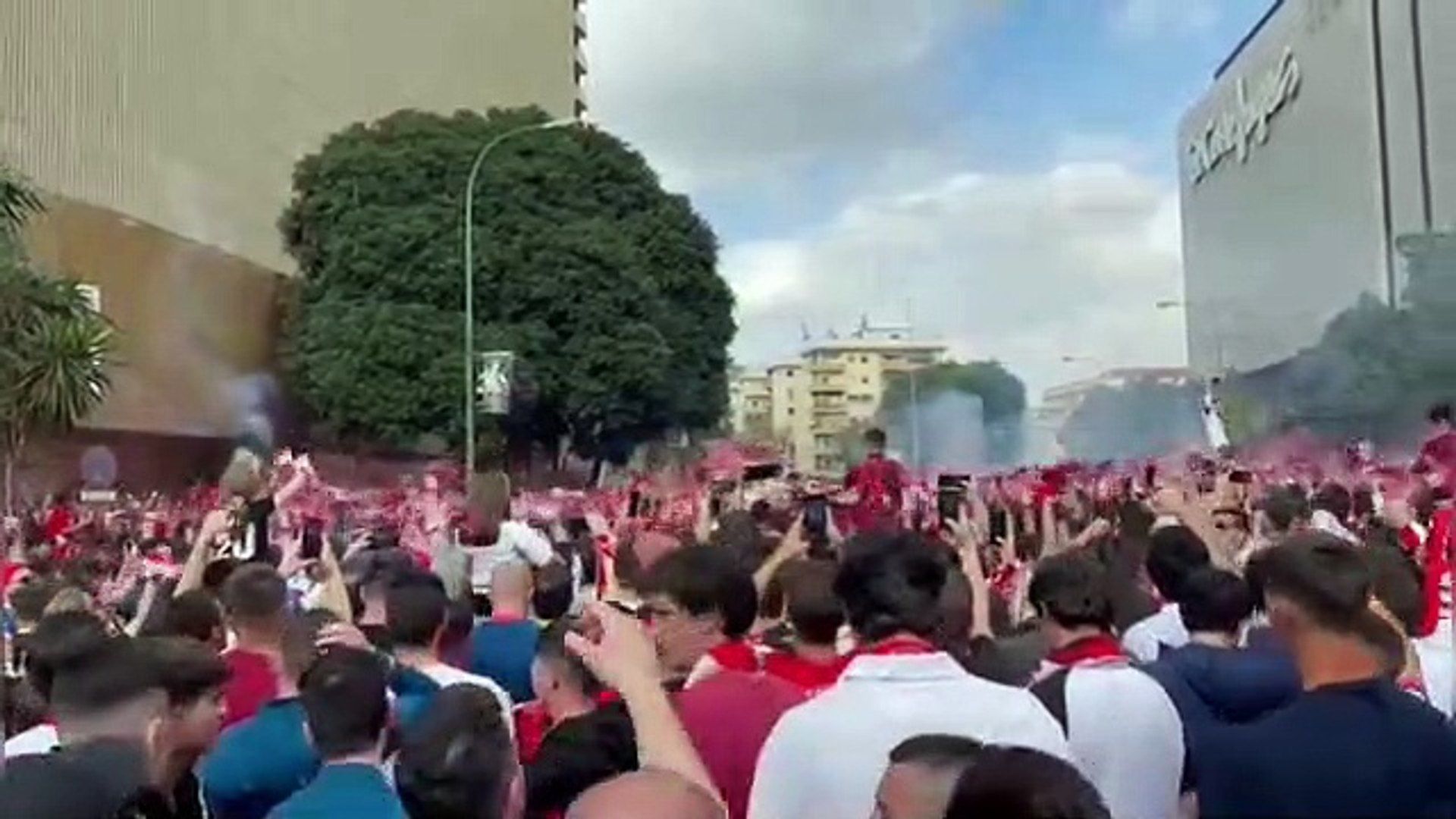 Ambientazo en la salida del bus del Sevilla FC hacia el Sánchez-Pizjuán