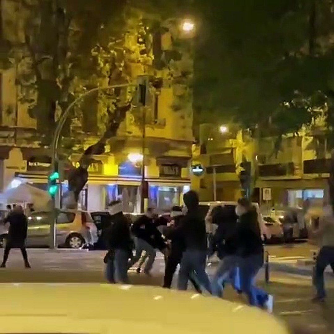Batalla campal en el centro de Sevilla entre ultras de Eintracht y West Ham (incluye vídeo)