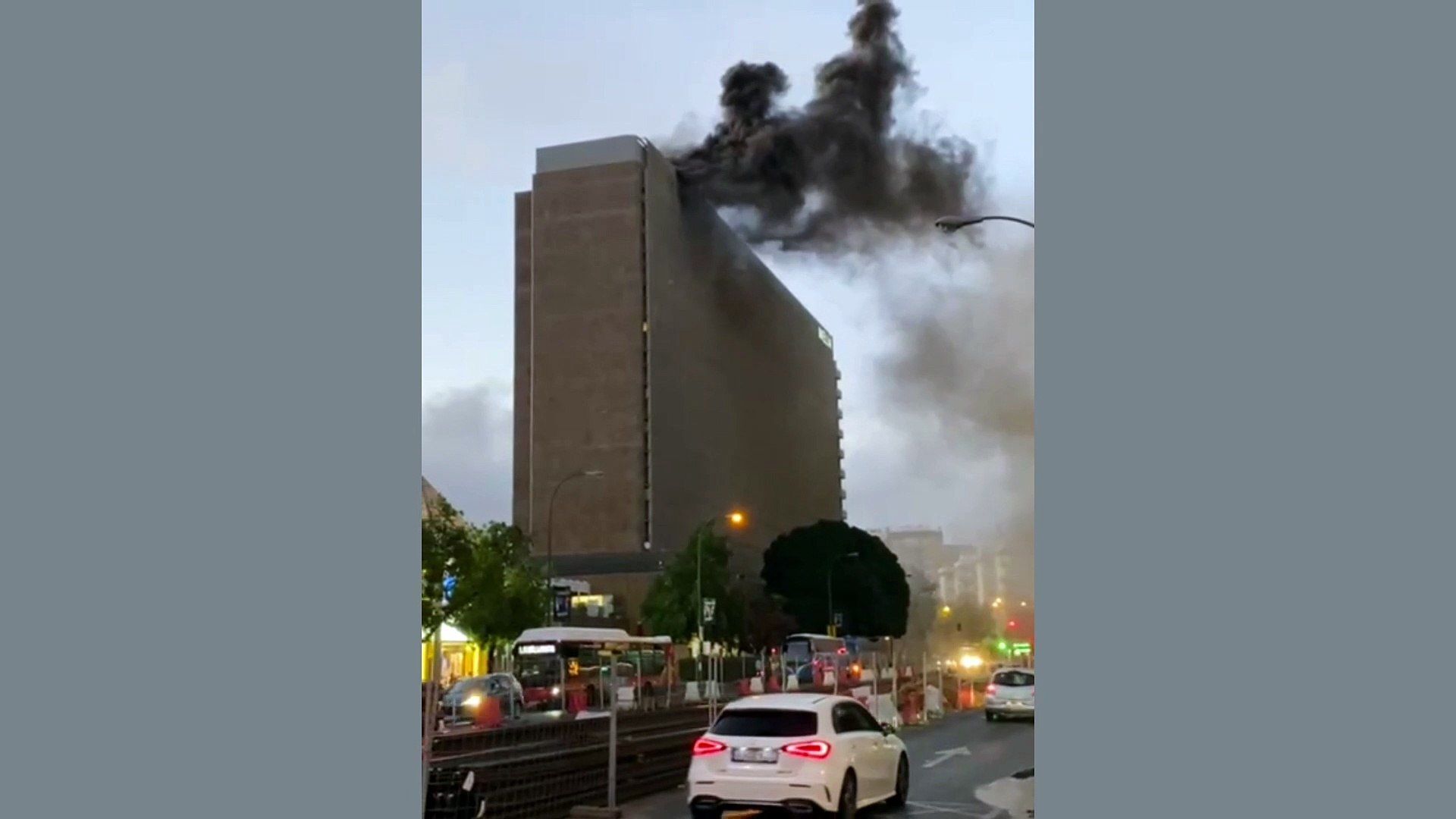 El impresionante incendio del Hotel Los Lebreros, en vídeo