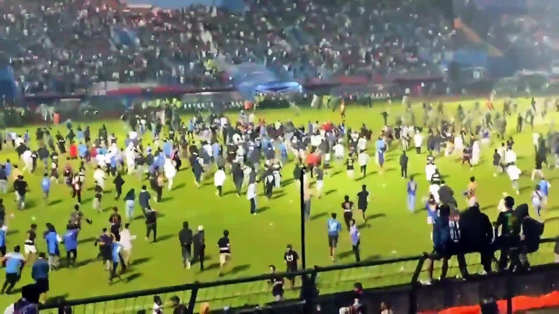 Tragedia en Indonesia: más de 100 muertos en un partido de fútbol